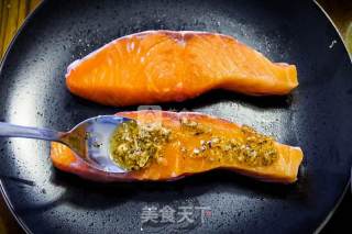 罗勒香蒜烤三文鱼的做法步骤：7
