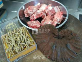 灵芝石斛猪骨汤的做法步骤：1