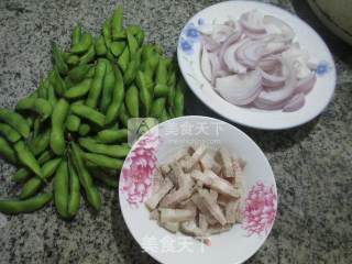 洋葱炒毛豆的做法步骤：1