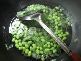 洋葱炒毛豆的做法步骤：3