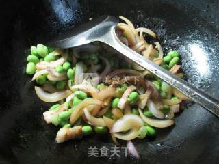 洋葱炒毛豆的做法步骤：6