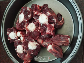 牛尾巴炖椰子黑豆汤的做法步骤：1