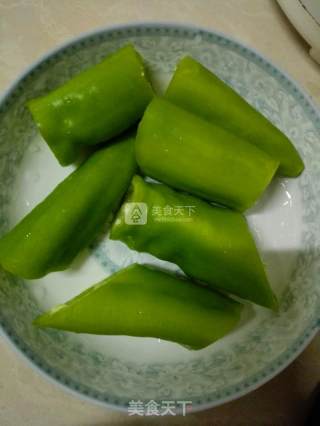 虎皮青椒的做法步骤：1