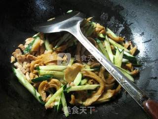 五花肉面筋炒青瓜的做法步骤：5