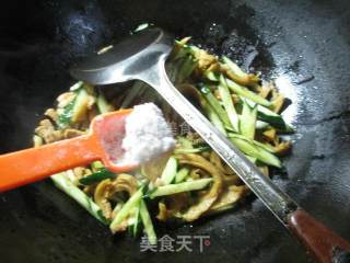五花肉面筋炒青瓜的做法步骤：6