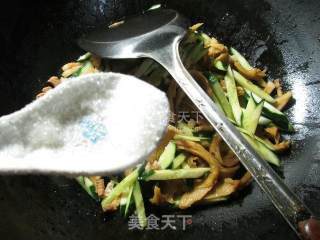 五花肉面筋炒青瓜的做法步骤：7