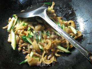 五花肉面筋炒青瓜的做法步骤：8