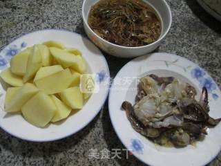 笋干菜螃蟹土豆汤的做法步骤：1