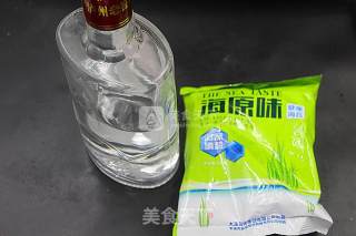 白酒腌制咸鸭蛋的做法步骤：1