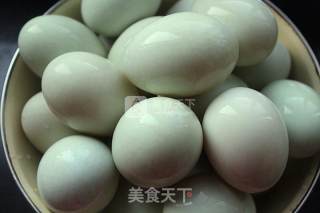 白酒腌制咸鸭蛋的做法步骤：2