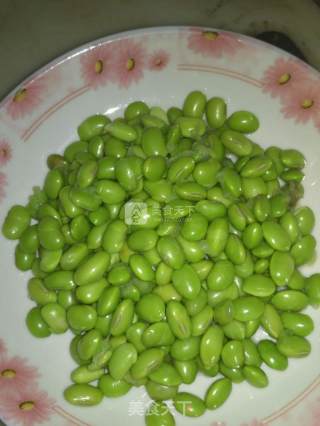 毛豆杏鲍菇炒青椒的做法步骤：1