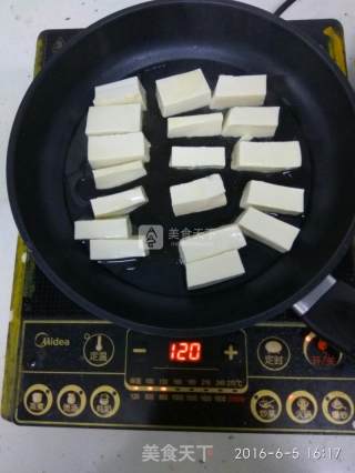 西红柿焖豆腐的做法步骤：1