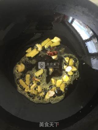 干锅飘香猪尾的做法步骤：2