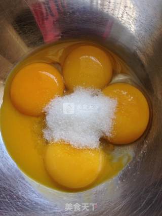 蜜枣抹茶戚风蛋糕的做法步骤：1