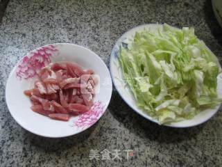 咸肉炒圆白菜的做法步骤：1