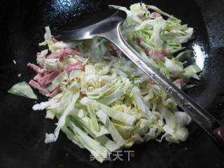 咸肉炒圆白菜的做法步骤：3