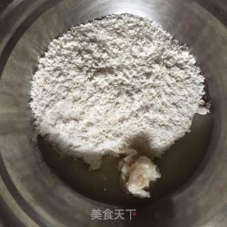 鲜肉蛋黄月饼的做法步骤：2