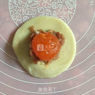 鲜肉蛋黄月饼的做法步骤：14