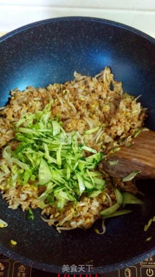 豆芽炒饭的做法步骤：9