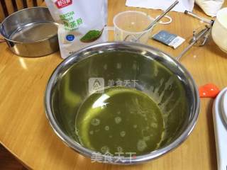 抹茶蓝莓瑞士卷的做法步骤：2