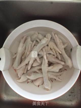 泡椒凤爪的做法步骤：1