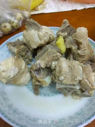 红豆苦瓜煲排骨汤的做法步骤：2