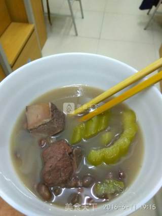 红豆苦瓜煲排骨汤的做法步骤：4