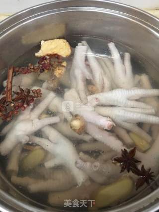 泡椒凤爪的做法步骤：1