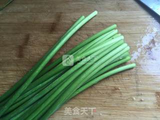 蒜苔香干炒腊肠的做法步骤：1