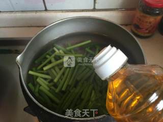 蒜苔香干炒腊肠的做法步骤：2