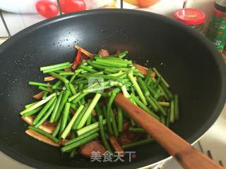 蒜苔香干炒腊肠的做法步骤：10