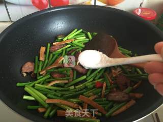 蒜苔香干炒腊肠的做法步骤：11