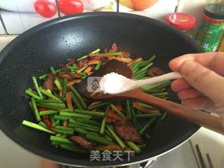 蒜苔香干炒腊肠的做法步骤：12
