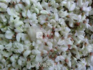 ????蒸槐树花????的做法步骤：3