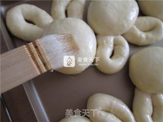 小兔子酸奶草莓酱面包的做法步骤：9
