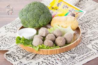 鑫潮牛咖喱土豆牛肉丸的做法步骤：1