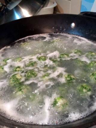 荠菜虾肉水晶圆子????????的做法步骤：9