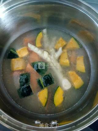 一周里面基本上有，三四顿饭都要做这个汤孩子最喜欢南瓜胡萝卜汤的做法步骤：3