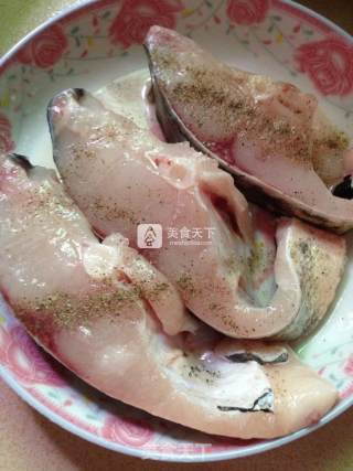 大头鱼鱼肉汤的做法步骤：2