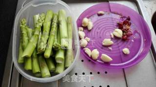 响油芦笋的做法步骤：1