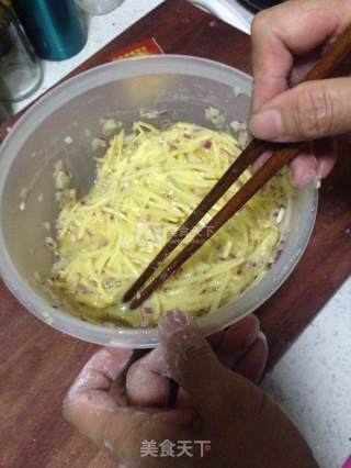 土豆丝饼的做法步骤：1
