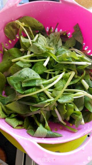 鸡毛菜鸡蛋榨菜汤的做法步骤：1