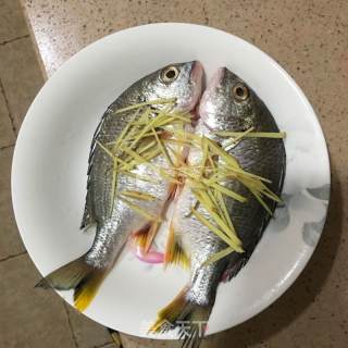清蒸海鱼的做法步骤：2