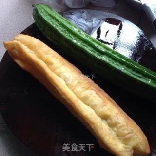 丝瓜炒油条的做法步骤：1