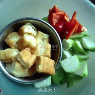 丝瓜炒油条的做法步骤：2