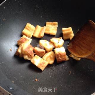 丝瓜炒油条的做法步骤：3
