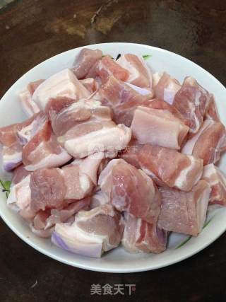 红烧肉炖土豆的做法步骤：1