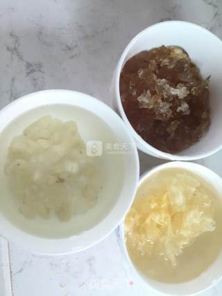 桃胶雪莲子银耳糖水的做法步骤：2