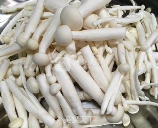 【桃李厨艺】1道预防衰老延年益寿的家常菜——海鲜菇炒肉丝的做法步骤：1