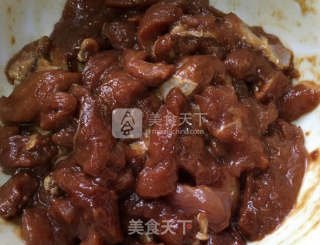 【桃李厨艺】1道预防衰老延年益寿的家常菜——海鲜菇炒肉丝的做法步骤：2